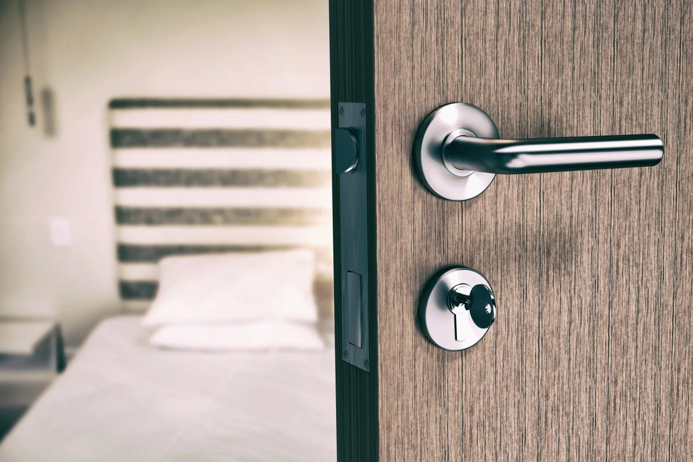 Poignée et cylindre avec clé sur une porte d'entrée résidentielle