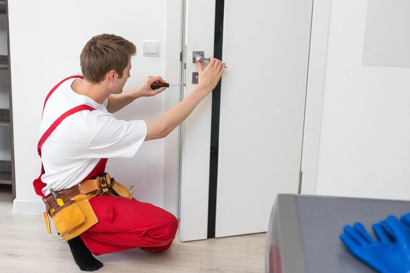 Artisan serrurier dépannant et perçant un cylindre lors d'une intervention d'urgence
